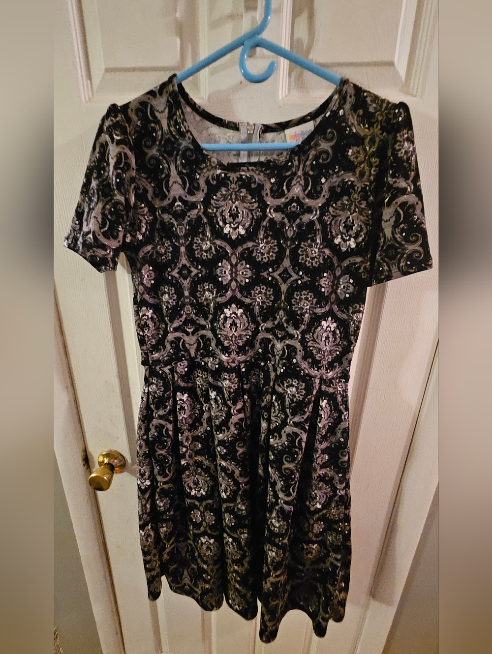 LuLaRoe Size Medium Amelia Paisley Print Dress with Pockets Stretchy NWOT
